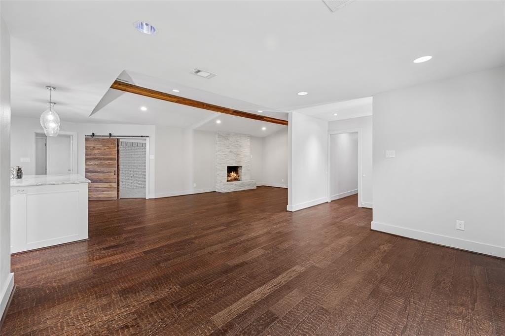 3945 Clubway Ln - Photo 4 of 24