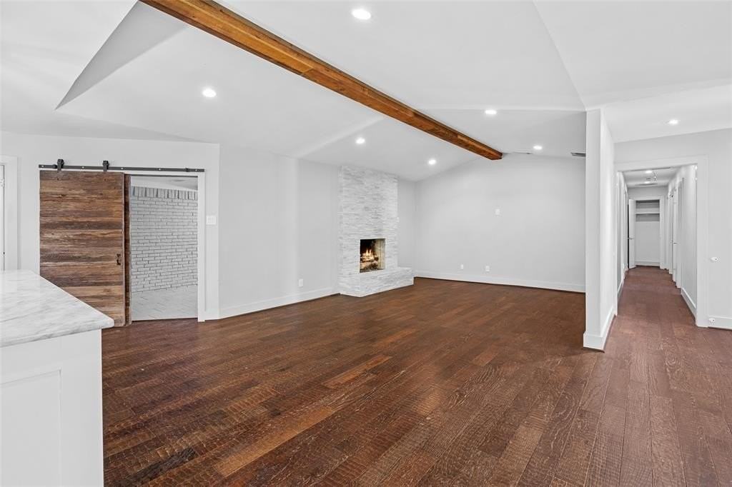 3945 Clubway Ln - Photo 5 of 24