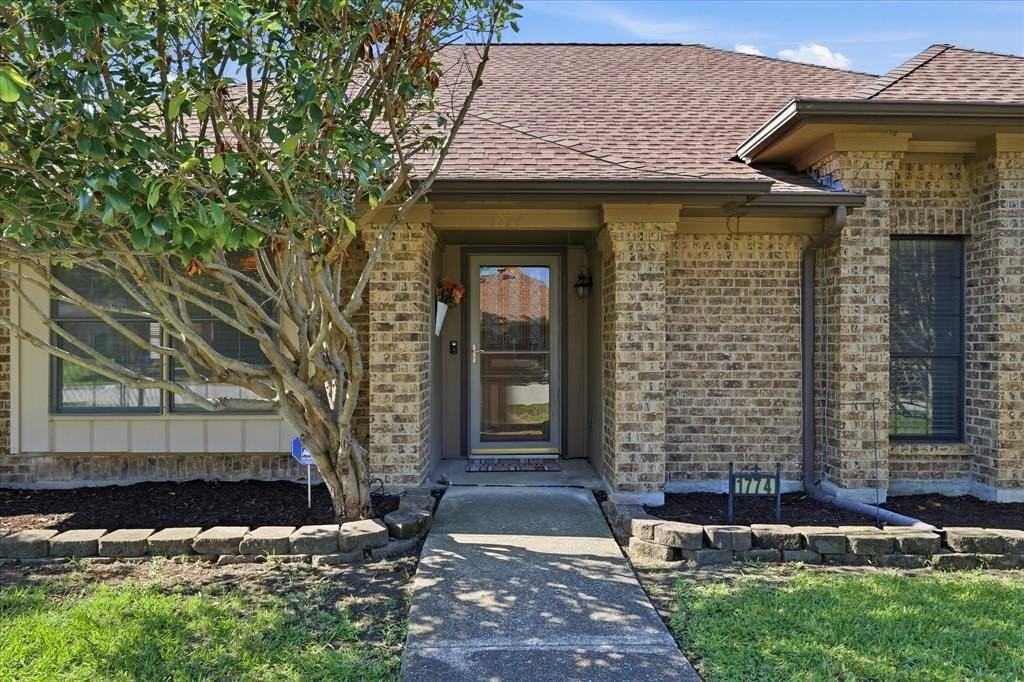 1774 Clydesdale Dr - Photo 3 of 32