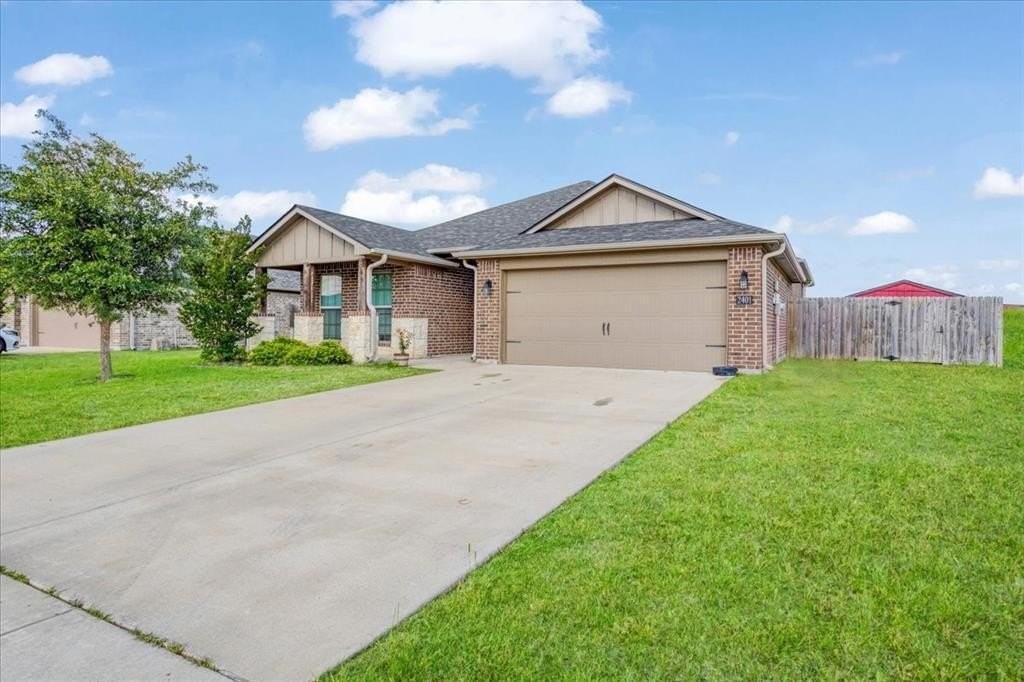 2401 Southridge Ln - Photo 2 of 24