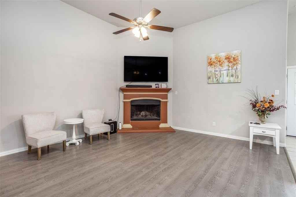 900 Vintage Ave - Photo 5 of 34