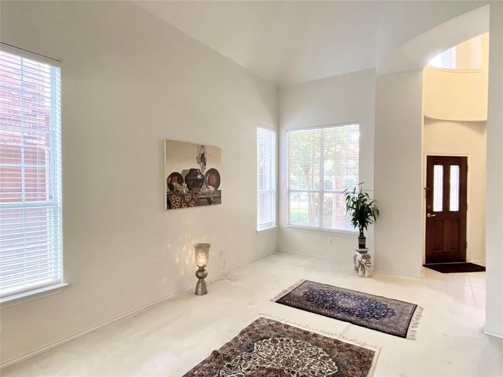 9224 Longview Dr - Photo 5 of 25