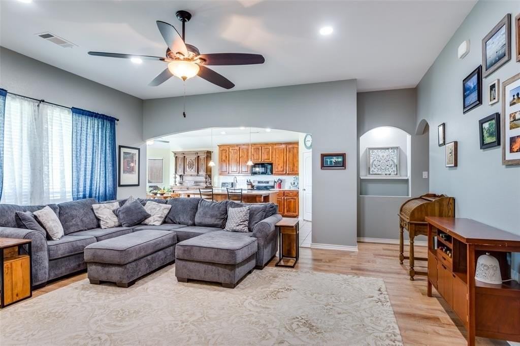 9209 Hunters Ct - Photo 4 of 23