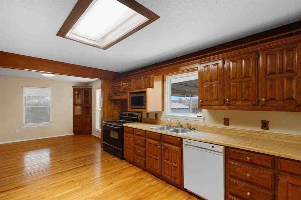 1957 S Westmoreland Rd - Photo 3 of 34