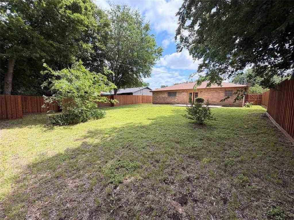 1409 Rosewood Ln - Photo 4 of 4
