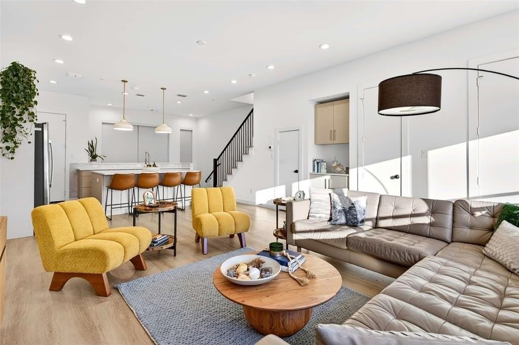 419 W 9th St #102 - Photo 4 of 25
