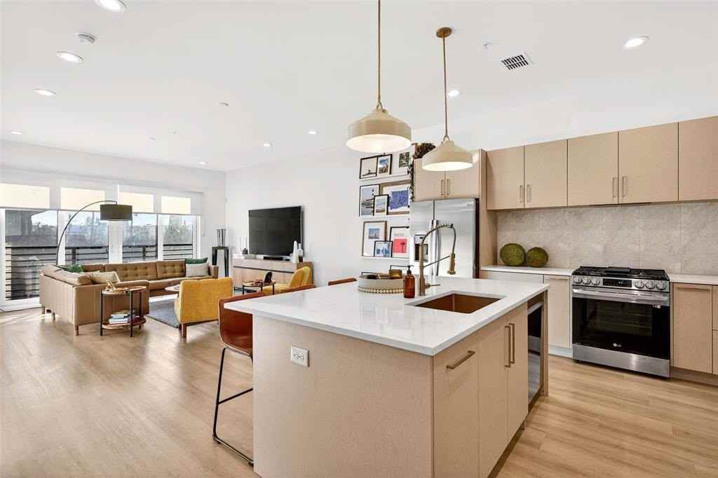 419 W 9th St #102 - Photo 6 of 25