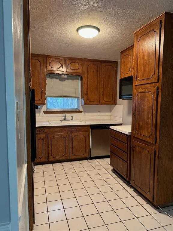 1004 Oakwood Dr - Photo 4 of 22