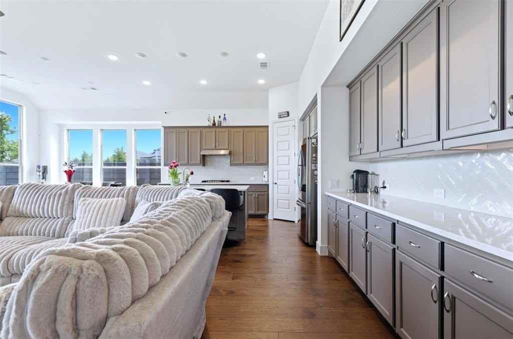 613 Oakmoss St - Photo 5 of 32
