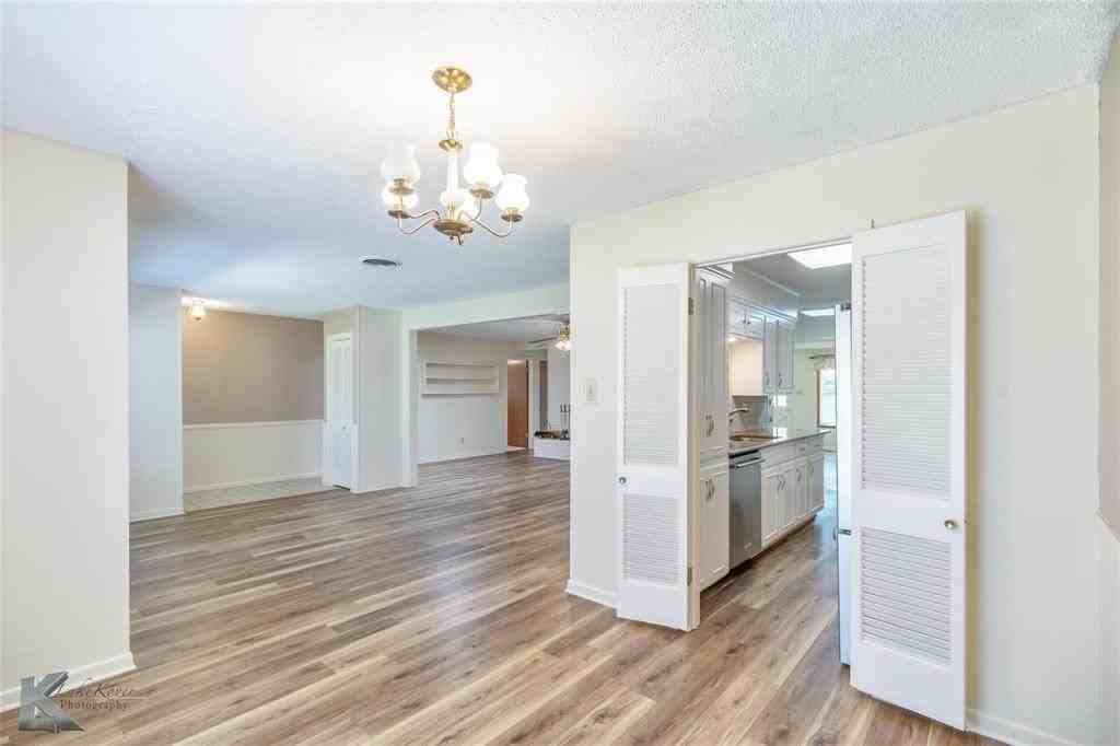 3317 Santa Monica Dr - Photo 5 of 30