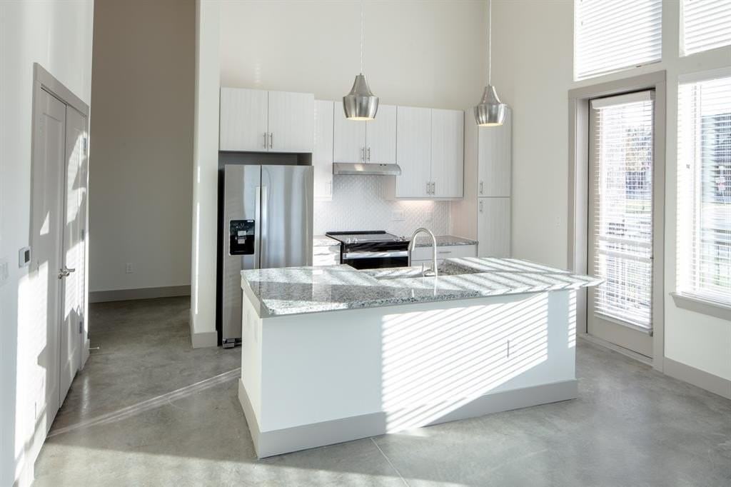 601 N Oak St #311 - Photo 2 of 12