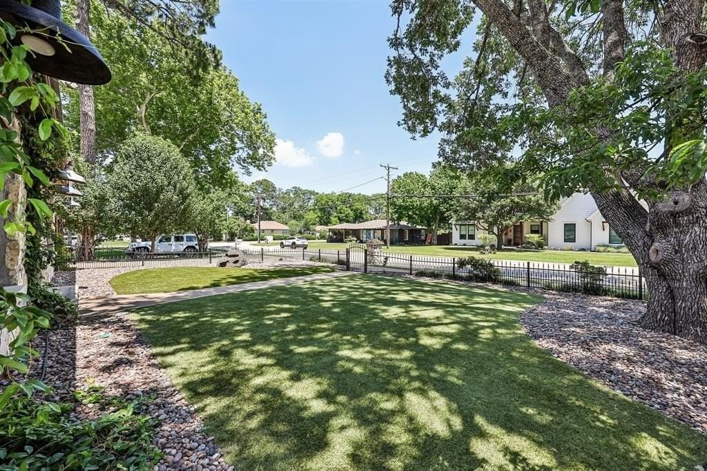 221 N Lucas Dr - Photo 3 of 40