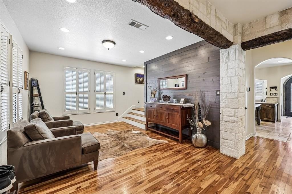 221 N Lucas Dr - Photo 6 of 40
