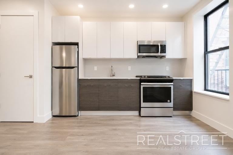 1578 Union St #1B - Photo 3 of 11