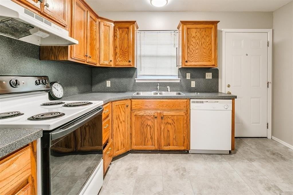 824 Russell Cir - Photo 4 of 17