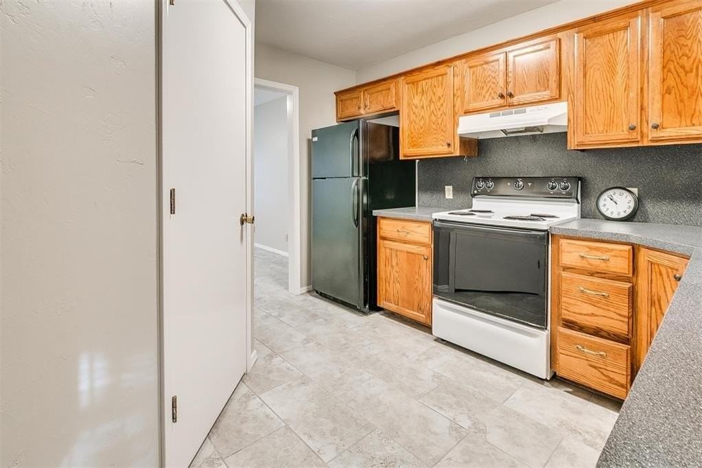 824 Russell Cir - Photo 6 of 17