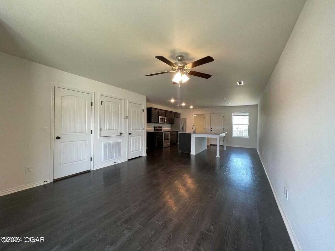 1824 Pennsylvania Ave - Photo 3 of 12