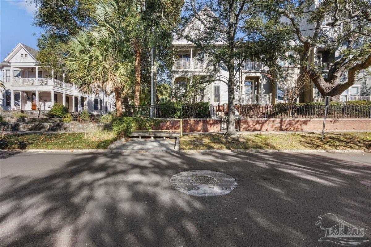 214 W La Rua St - Photo 3 of 36