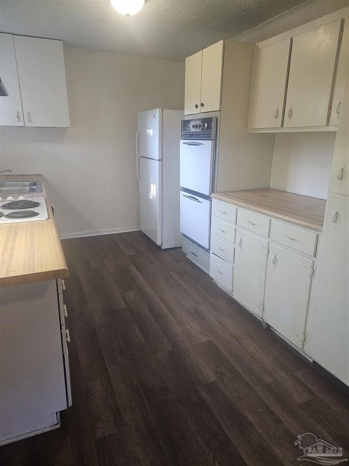9165 Loomis St - Photo 6 of 10