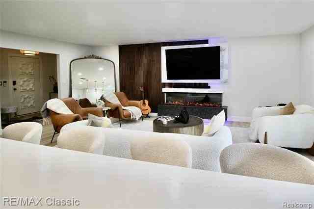 42160 Woodward Ave - Photo 4 of 36