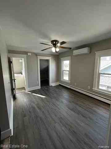 817 N Main St - Photo 5 of 25