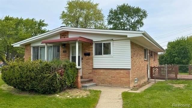 33240 Parkwood St - Photo 2 of 15
