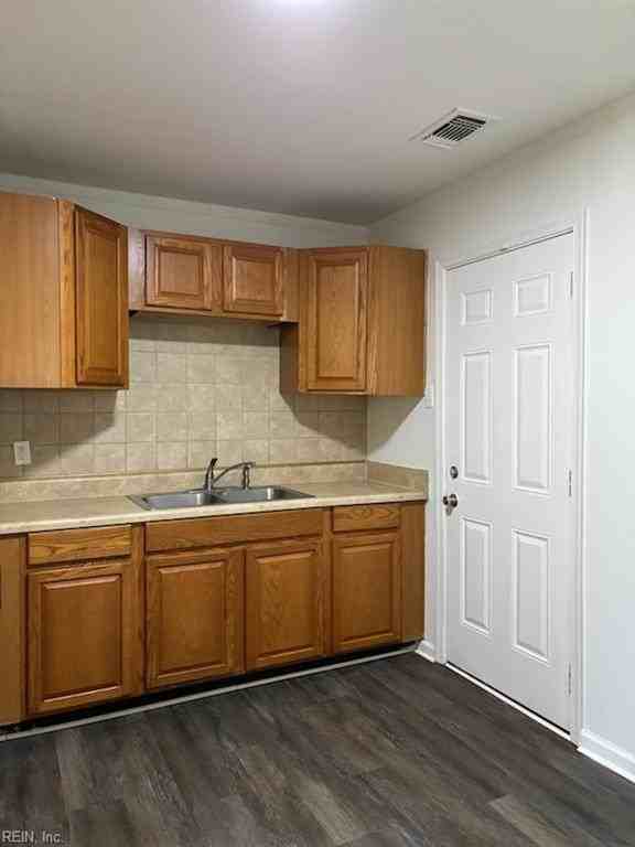 121 Pine Grove Ave - Photo 7 of 30
