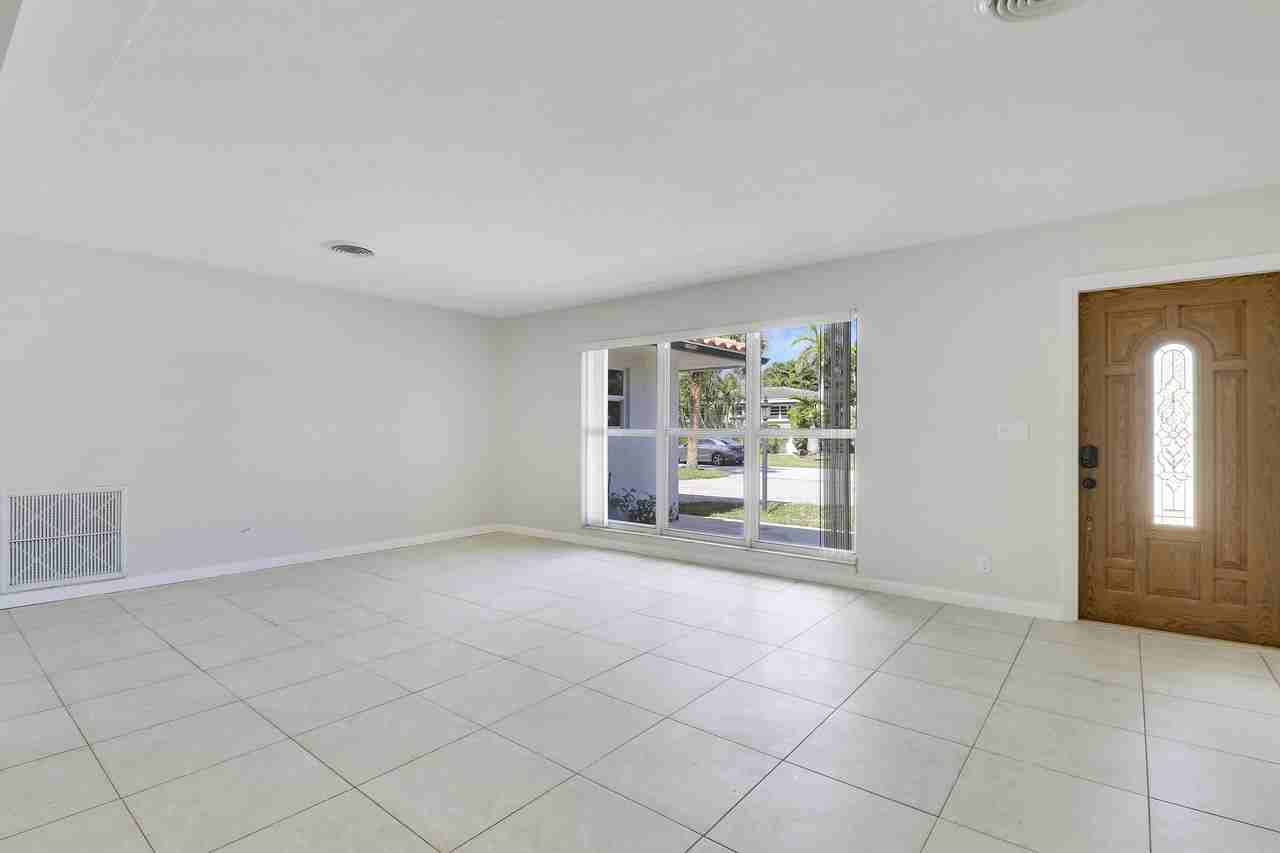 2620 Ne 25th St - Photo 7 of 46