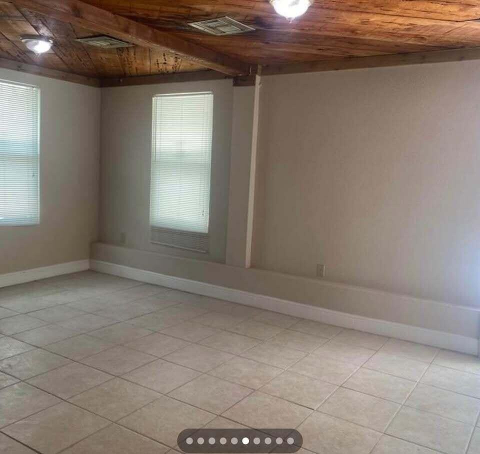 952 30th St - Photo 5 of 9