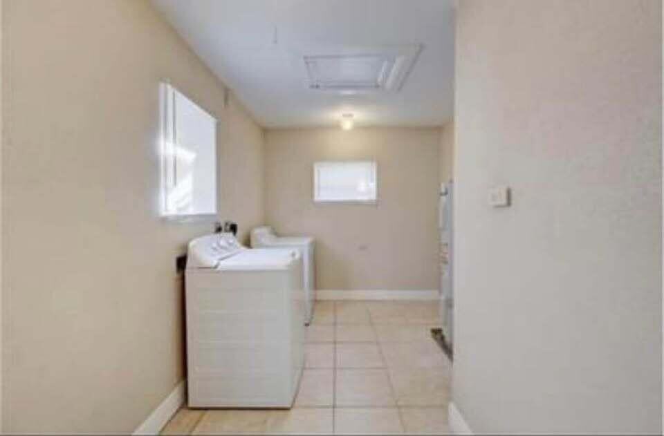952 30th St - Photo 6 of 9