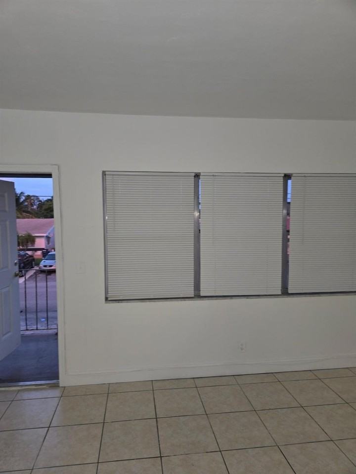230 Sw 11th Ave #17 - Photo 3 of 19