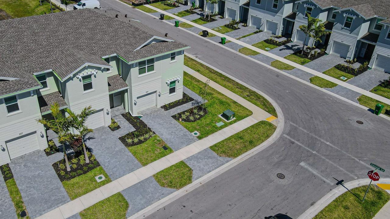 503 Se Rivergrass St - Photo 3 of 50