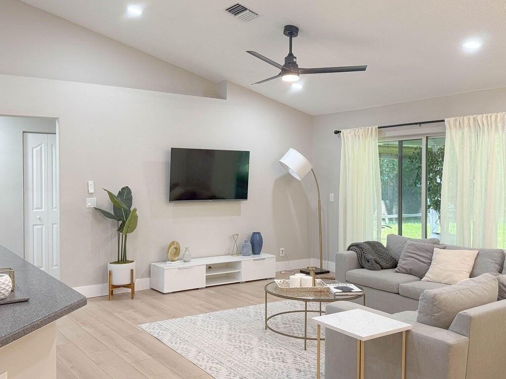 14010 Aster Ave - Photo 5 of 40