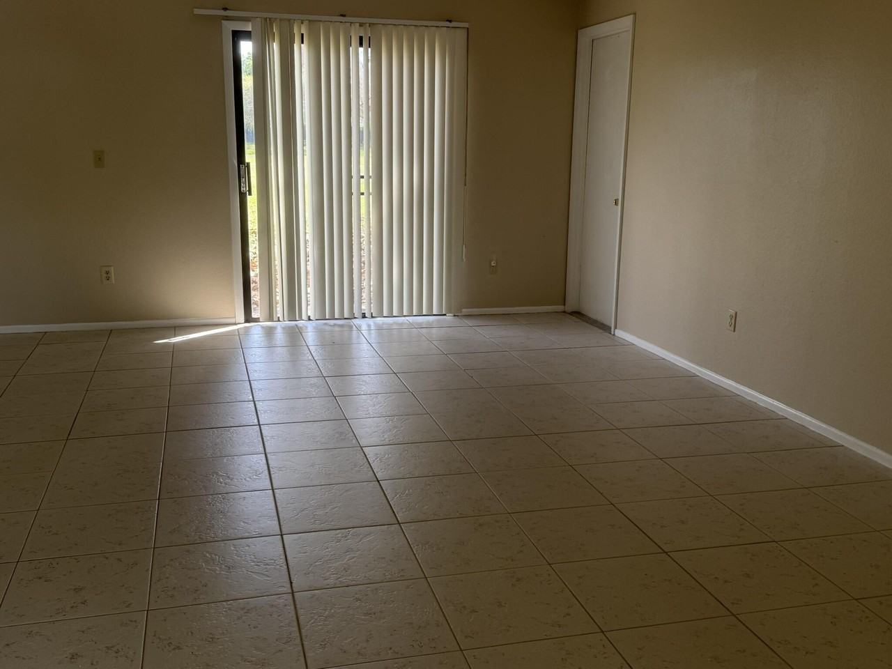 1131 Se Parrish Ct - Photo 2 of 5