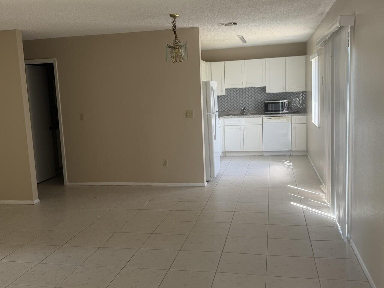 1131 Se Parrish Ct - Photo 3 of 5