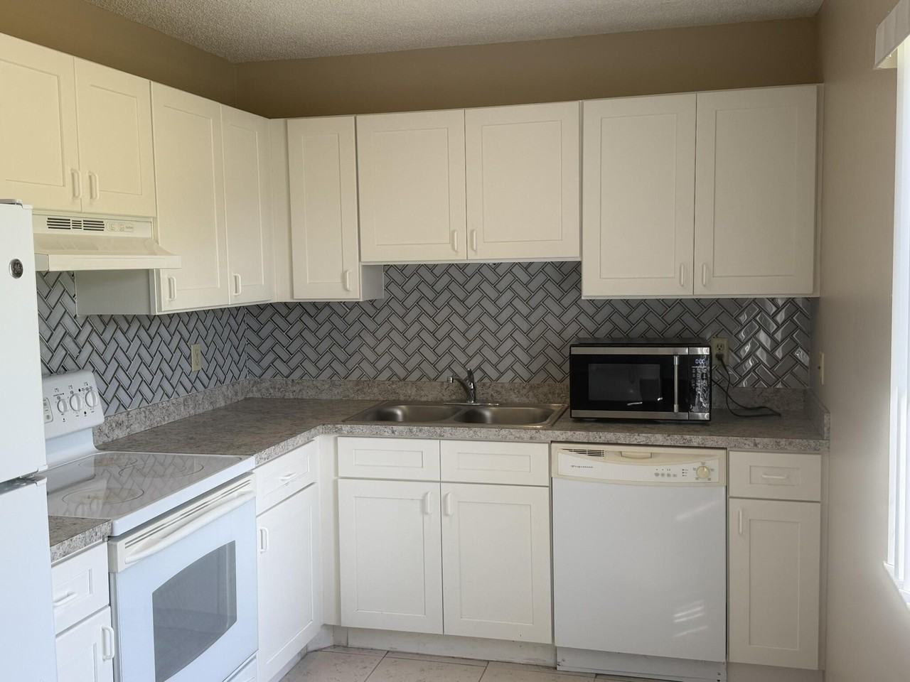 1131 Se Parrish Ct - Photo 4 of 5