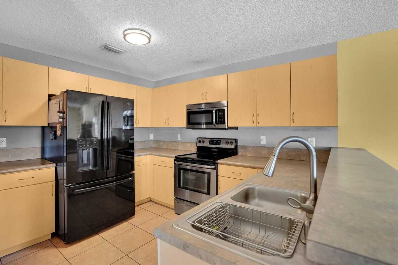 3331 Commodore Ct - Photo 2 of 21