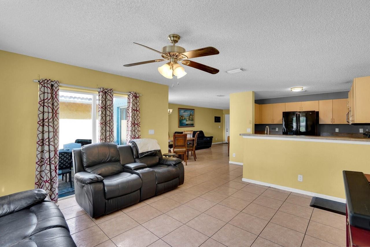 3331 Commodore Ct - Photo 4 of 21