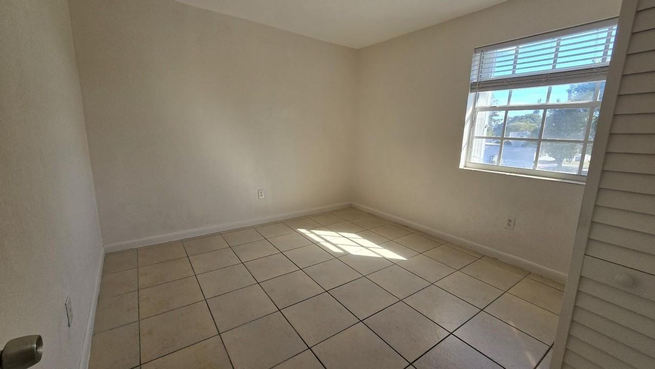 1290 Ne 142nd St #2 - Photo 3 of 10