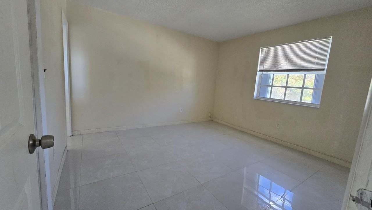 1290 Ne 142nd St #2 - Photo 4 of 10