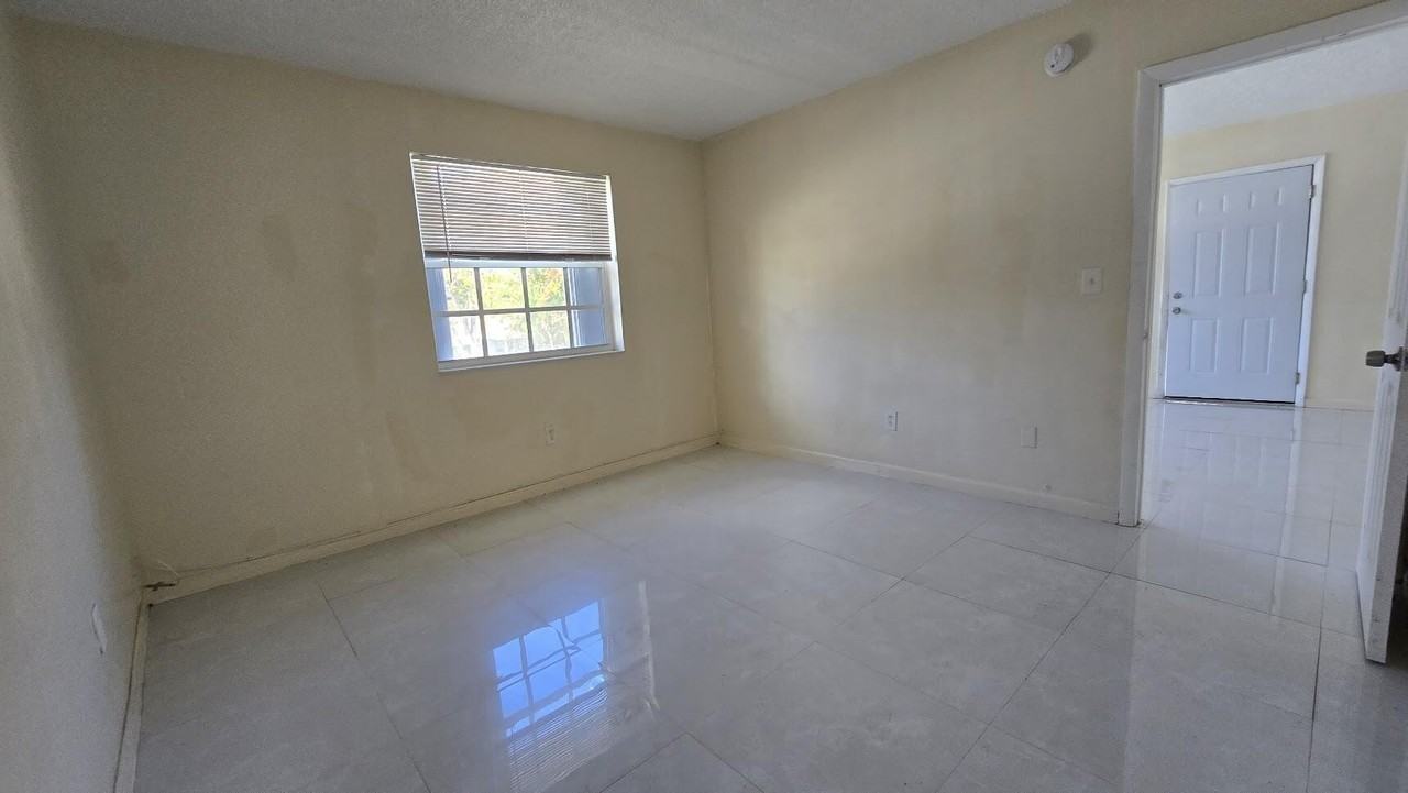 1290 Ne 142nd St #2 - Photo 6 of 10