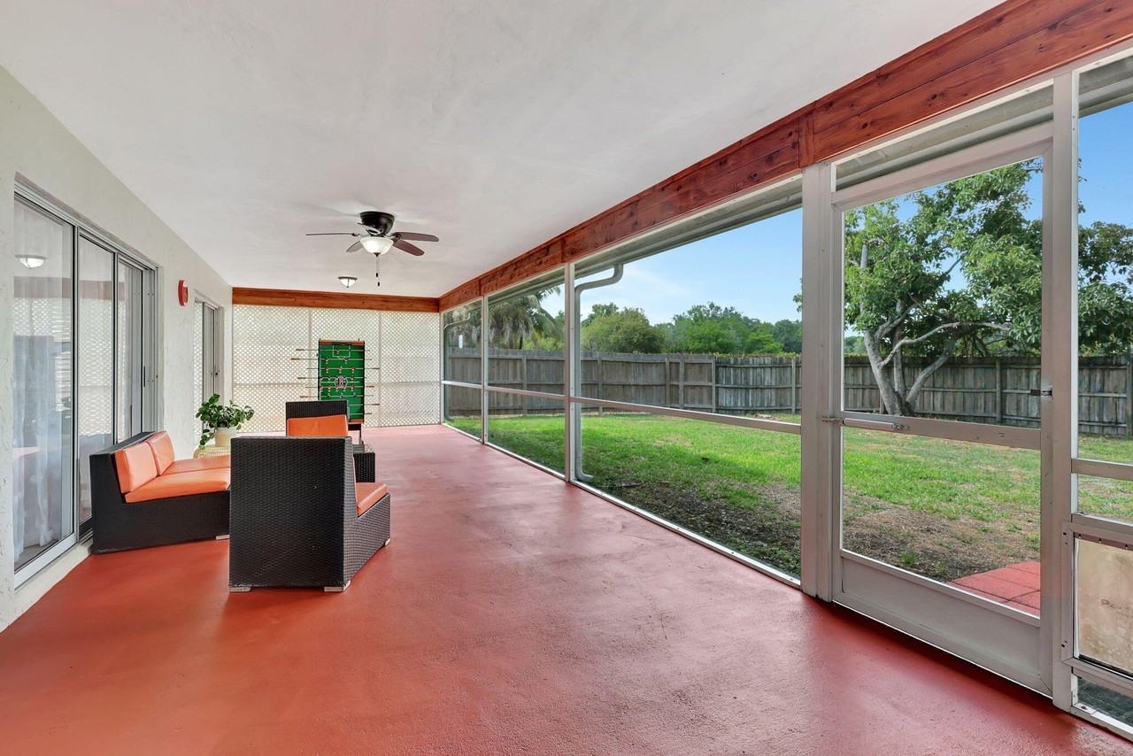 13805 Sheffield St - Photo 3 of 36