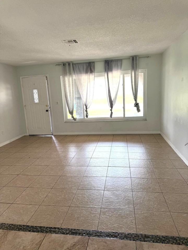 373 Ne Orchard St - Photo 2 of 17