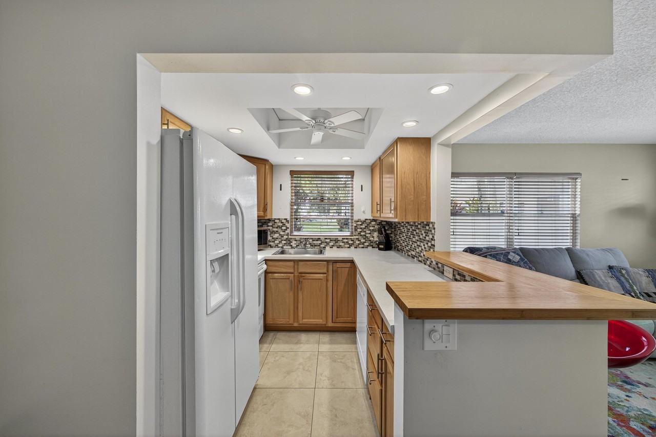 125 Newport I - Photo 3 of 50