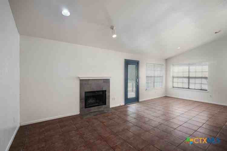 1104 Academy St - Photo 5 of 18