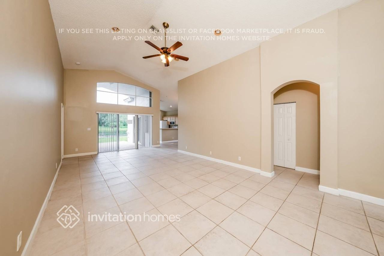9496 Lago Dr - Photo 3 of 17