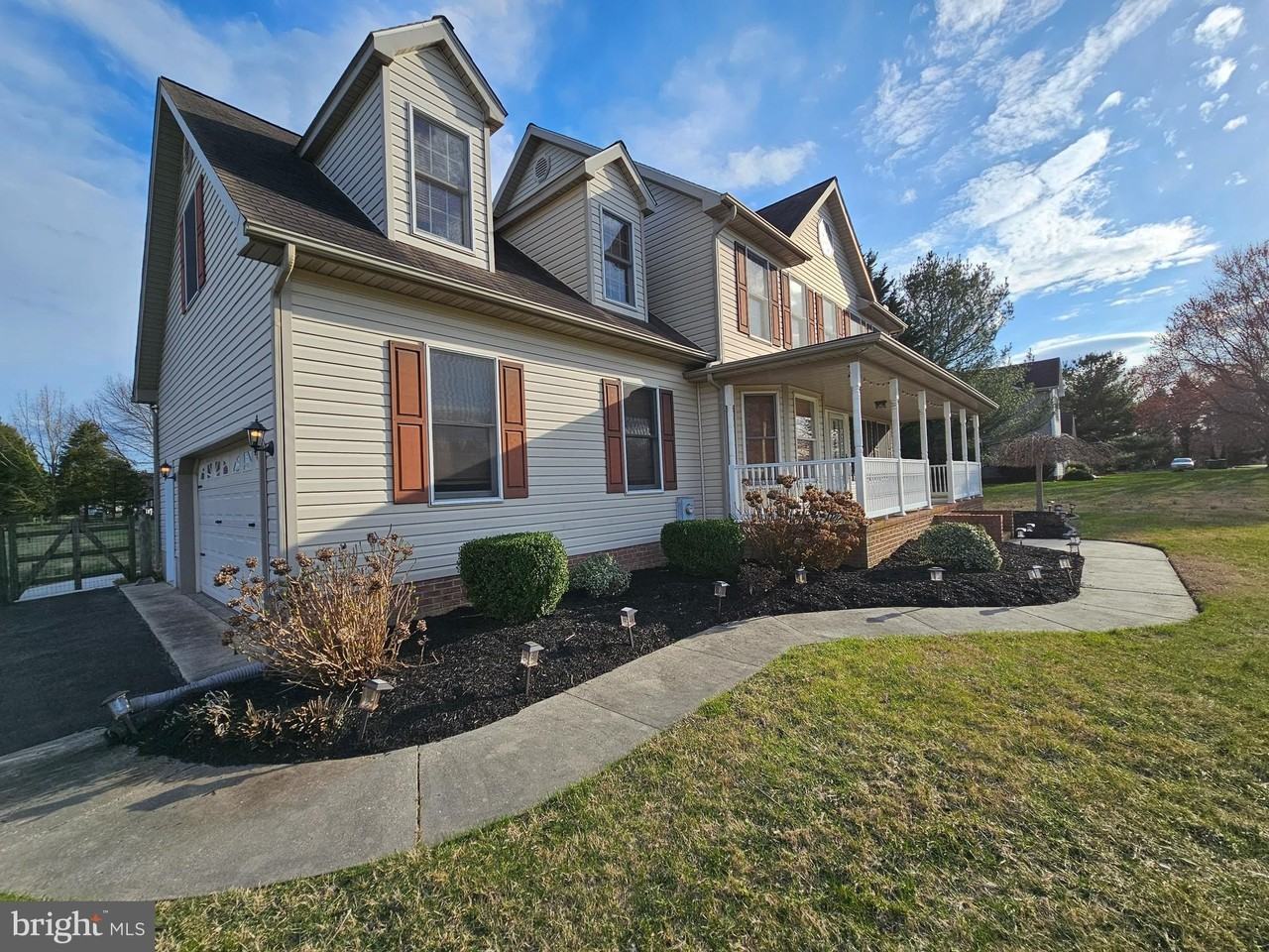 614 E Pebworth Rd - Photo 2 of 49