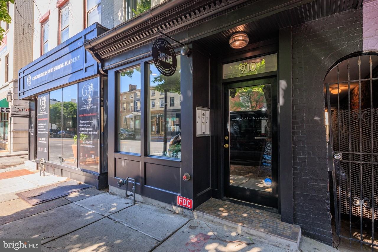 910 S Charles St #B - Photo 3 of 37