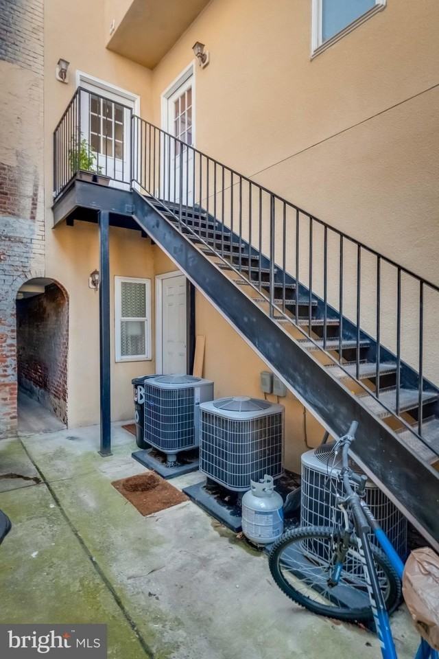 910 S Charles St #B - Photo 5 of 37