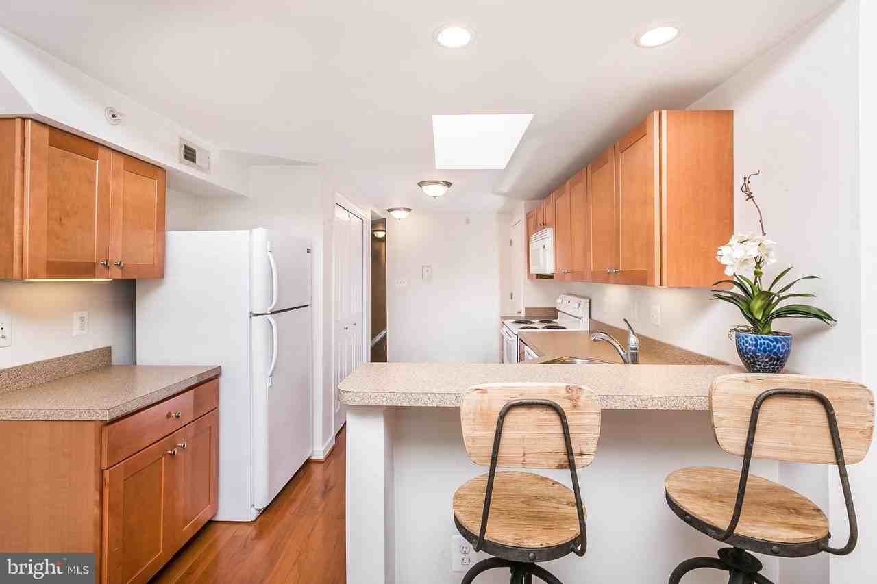 910 S Charles St #B - Photo 6 of 37